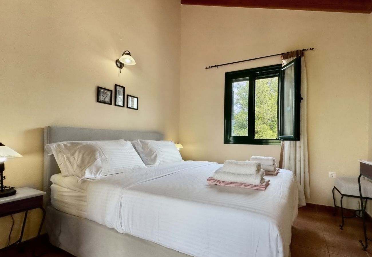 Villa in Vrises - Villa Artemis