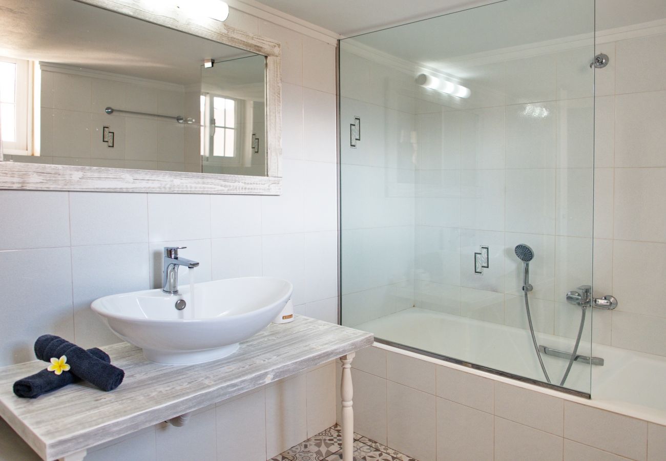 Apostolis Beach House, bathroom