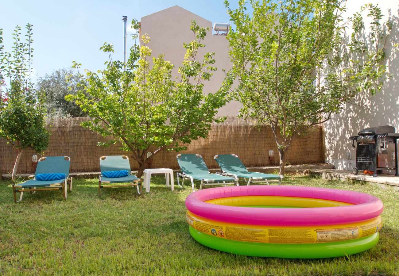 Apostolis Beach House, garden