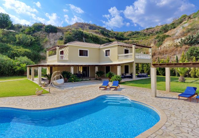 Spacious four bedroom villa with huge garden and undisturbed sea views