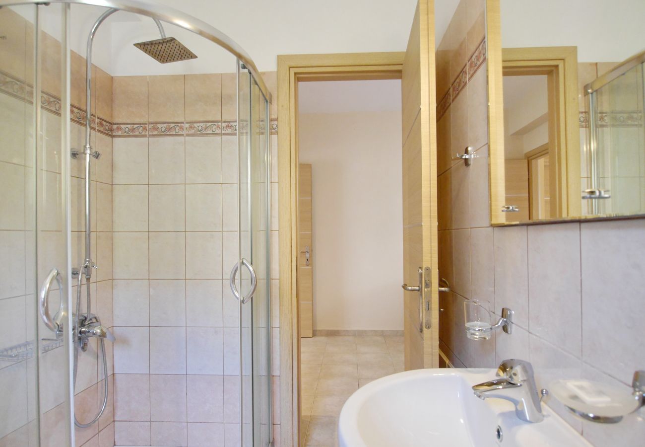 Ensuite bathroom with shower cubical to upper twin bedroom.