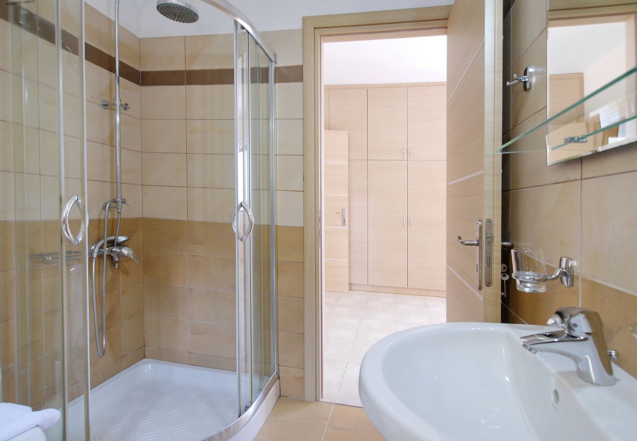 Ensuite bathroom of the main bedroom 