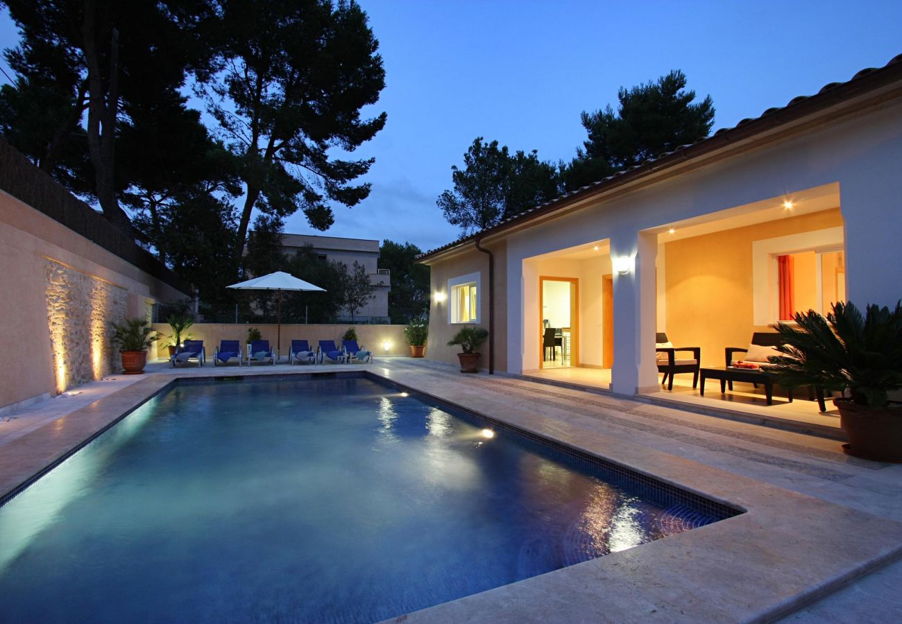 Villa Medina, swimming pool at night