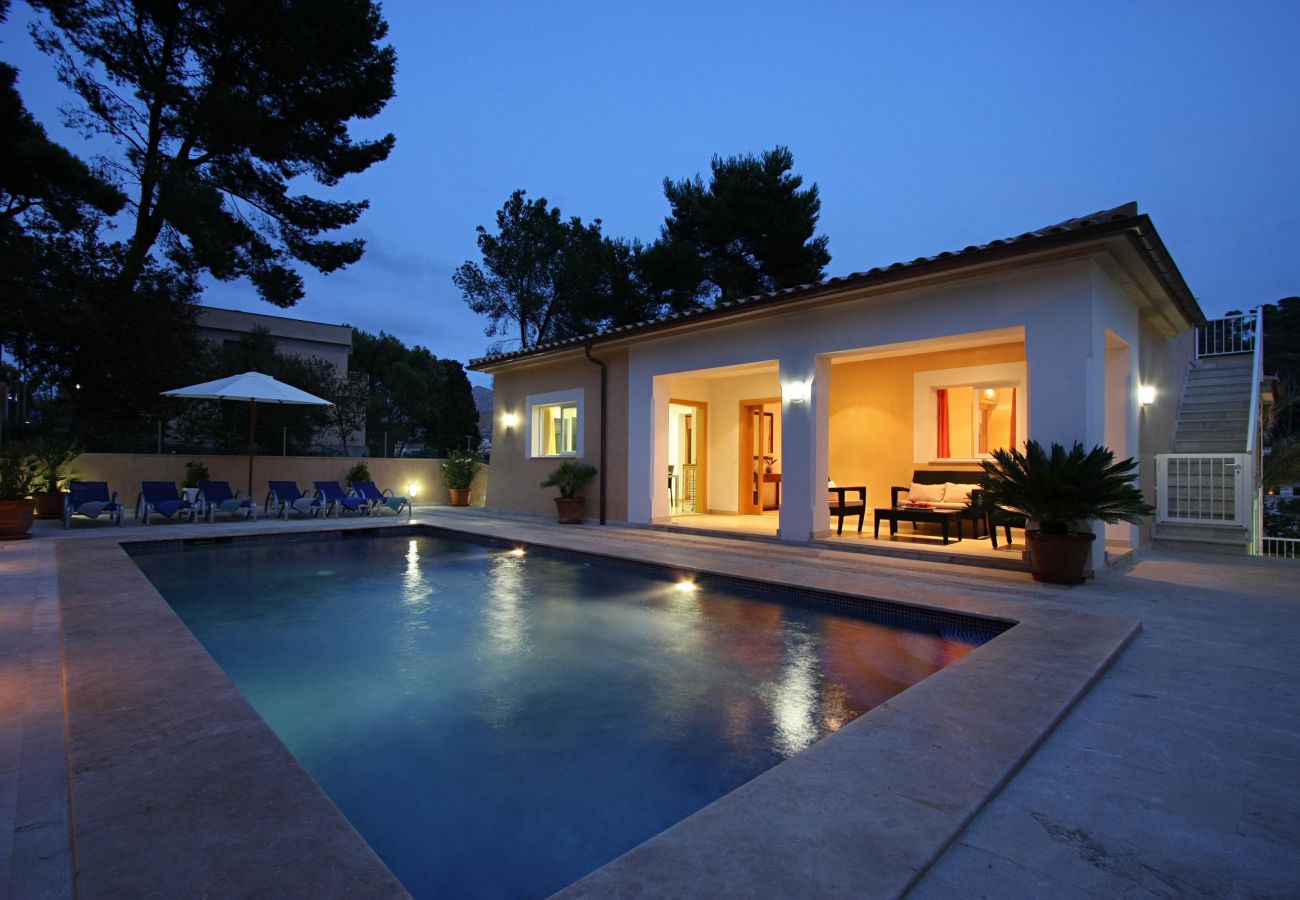 Villa Medina, swimming pool at night