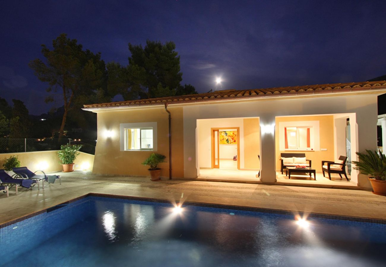 Villa Medina, swimming pool at night