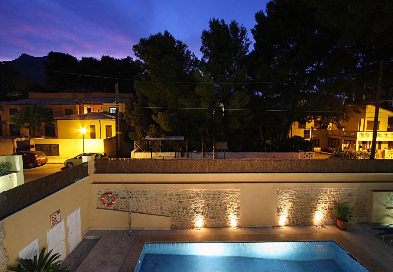 Villa Medina, swimming pool at night