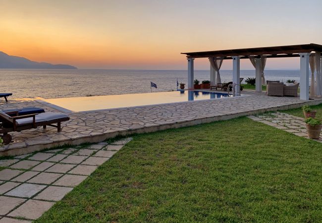 Villa in Spartia - Villa Odysseus Villa in Spartia - Villa Odysseus