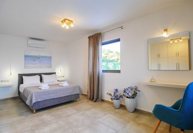 Upper double bedroom with ensuite at Villa Kalypso, Spartia