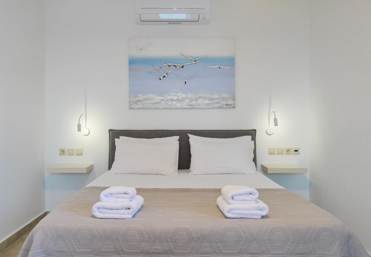 Upper double bedroom with ensuite at Villa Kalypso, Spartia