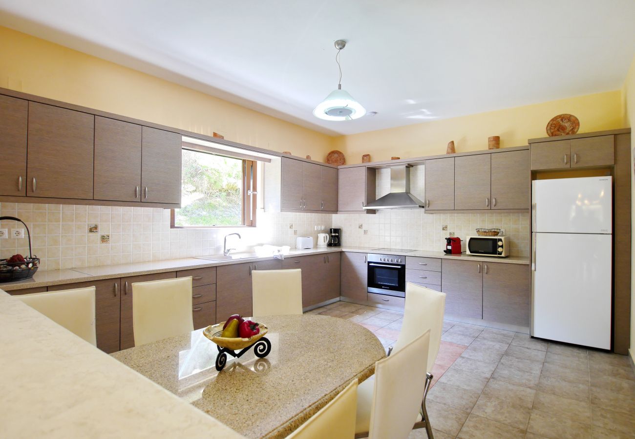 Fully equipped kitchen for preparing meals