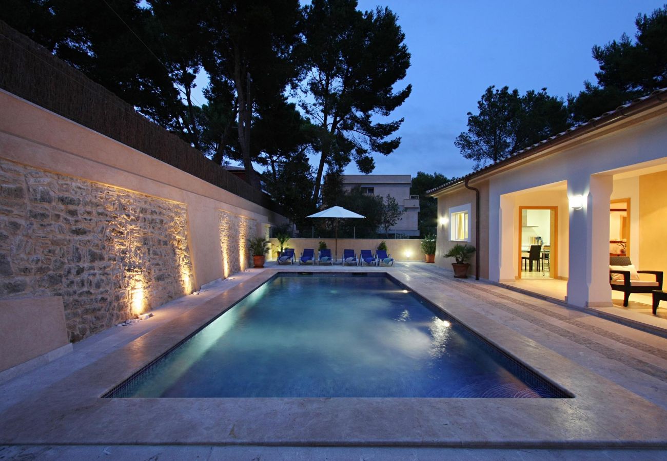 Villa Medina, swimming pool at night