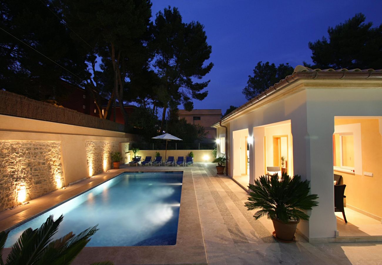 Villa Medina, swimming pool at night