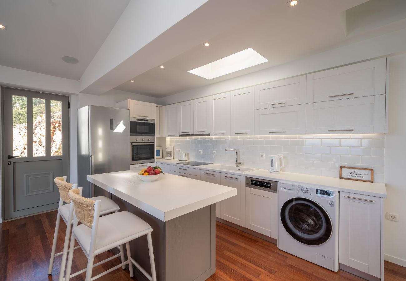 Alaties Beach Villa, kitchen